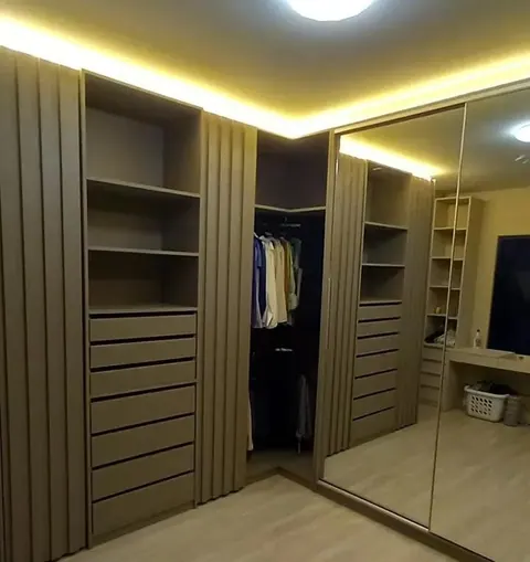 Closet de canto em ripado cinza-bege com gavetas, LED e porta de espelho