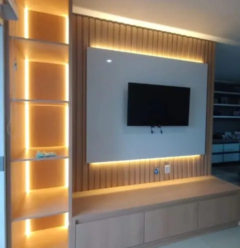Painel de TV ripado claro com LED e nichos iluminados ao lado