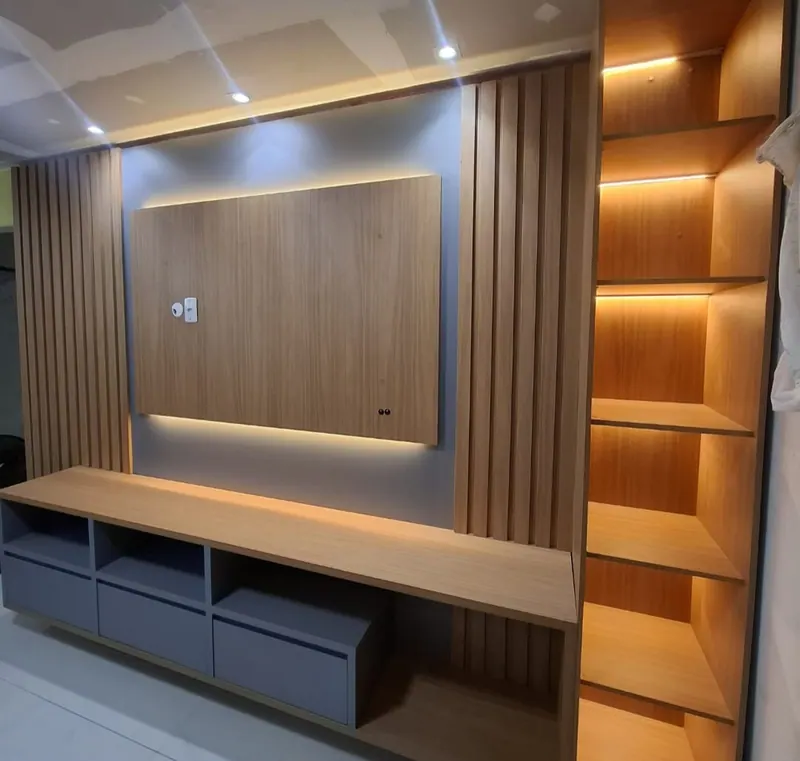 Painel de TV em madeira ripada com LED, rack suspenso e nichos iluminados